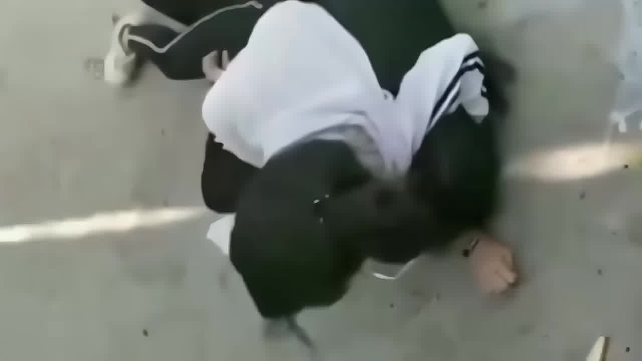  捉奸现场混战群殴，斗小三，街头趴衣大嘴巴子不要钱 的剧照7