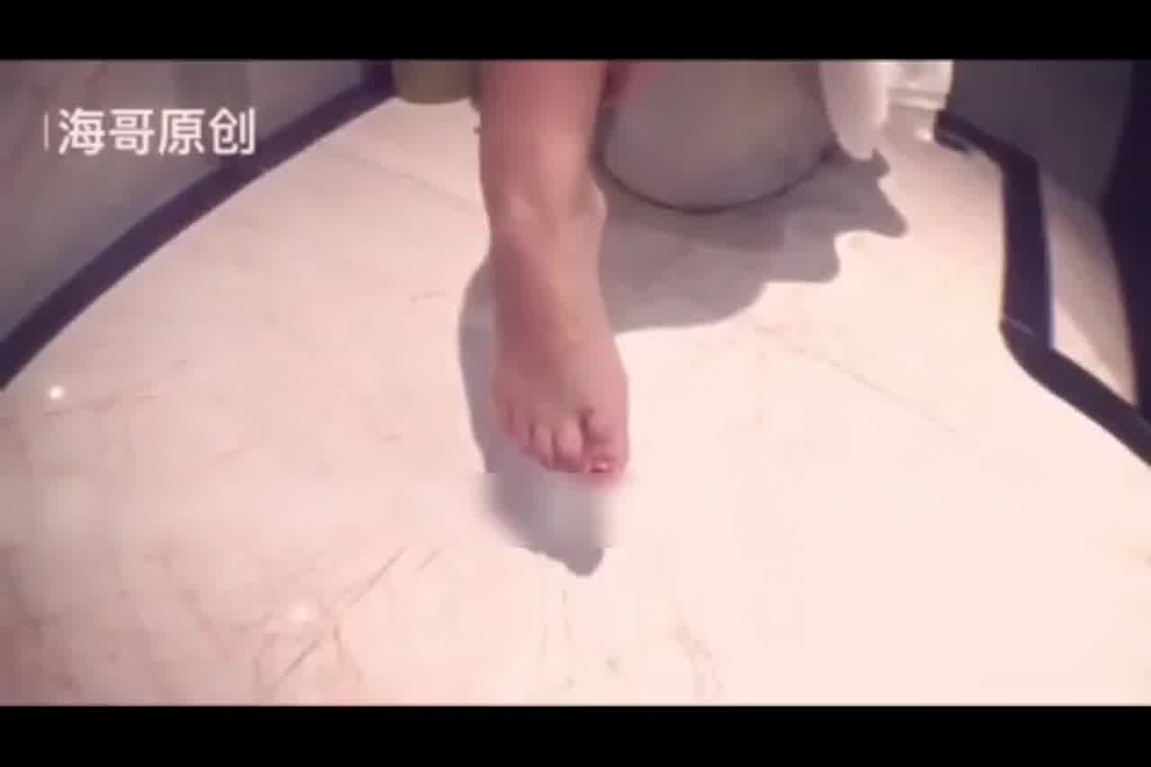  高中生校服小骚货厕所内迫不及待的要求后入用力抽插小嫩穴 的剧照1