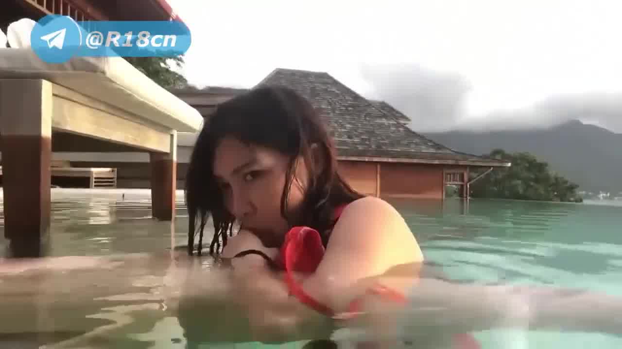  情侣露天游泳池口交水中做爱 的剧照5