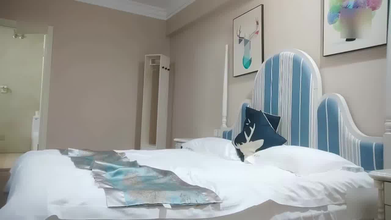  20岁东北小美女，身材苗条性格开朗，娇小乳房粉嫩小穴，骑乘猛坐，技术一流，操的满身大汗！ 的剧照1