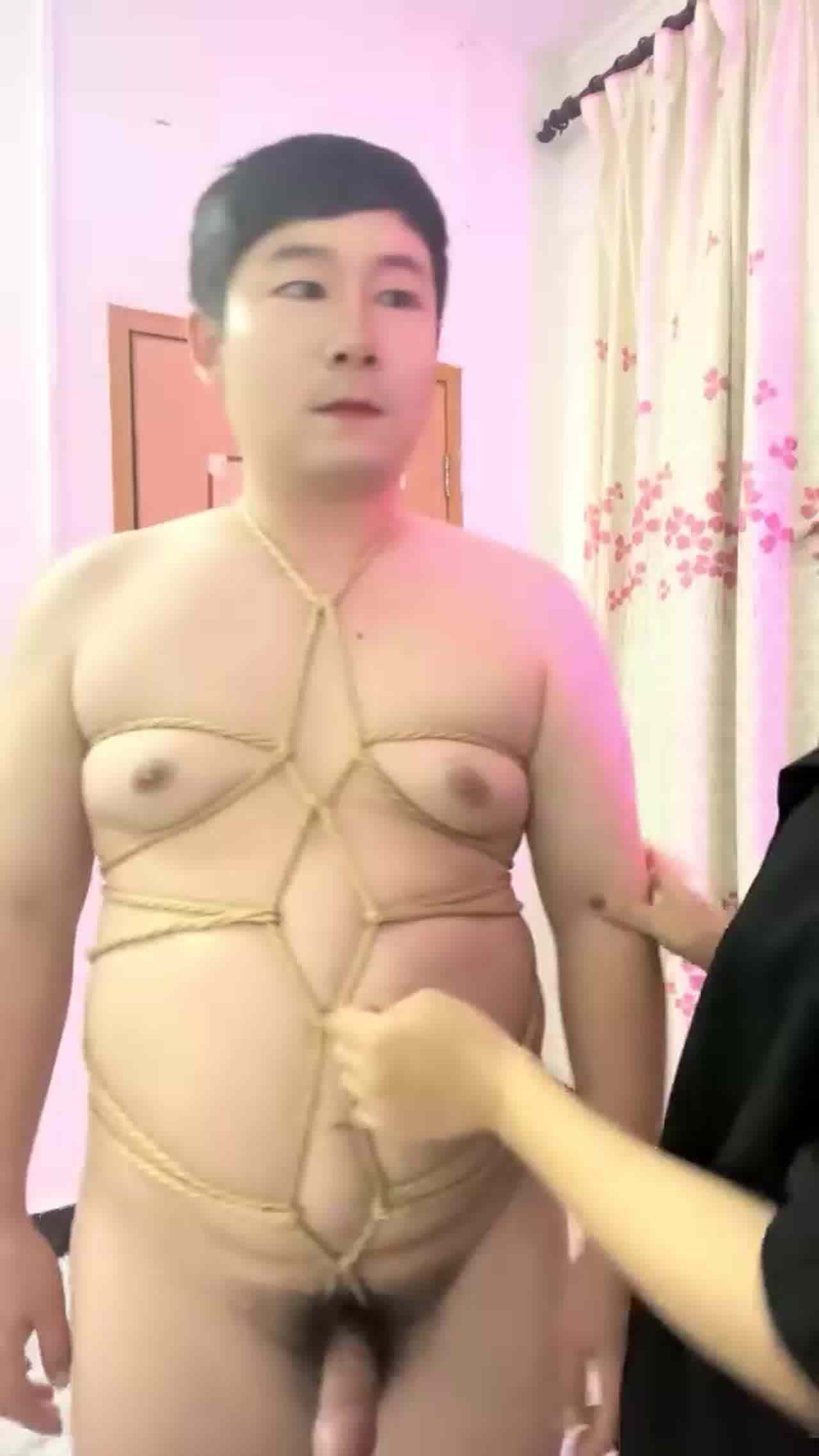  御姐女王调教男奴，捆绑公狗，滴蜡，喝尿，舔逼，道具深插马眼10厘米，嗷嗷乱叫。 的剧照2