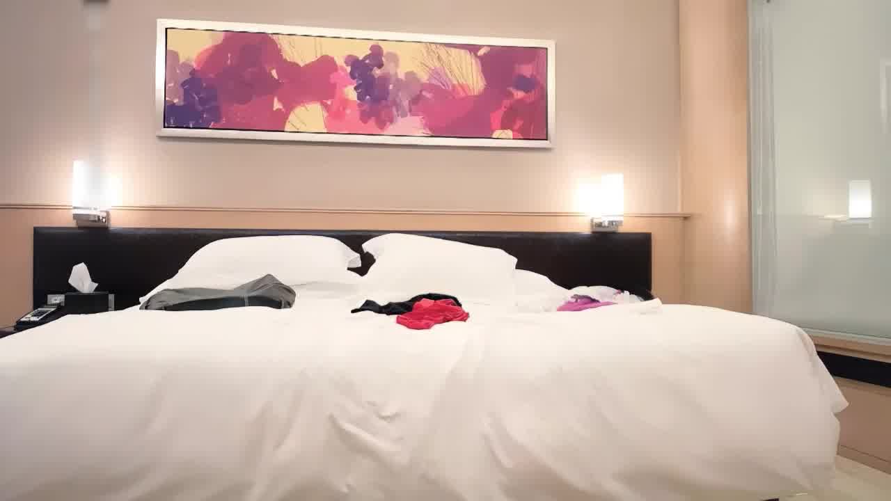  丰满御姐，淫水泛滥，骚穴被肆意抽插，大叫顶到子宫了，给操的嗷嗷乱叫，哎呀～我的妈，被你干死了 的剧照7