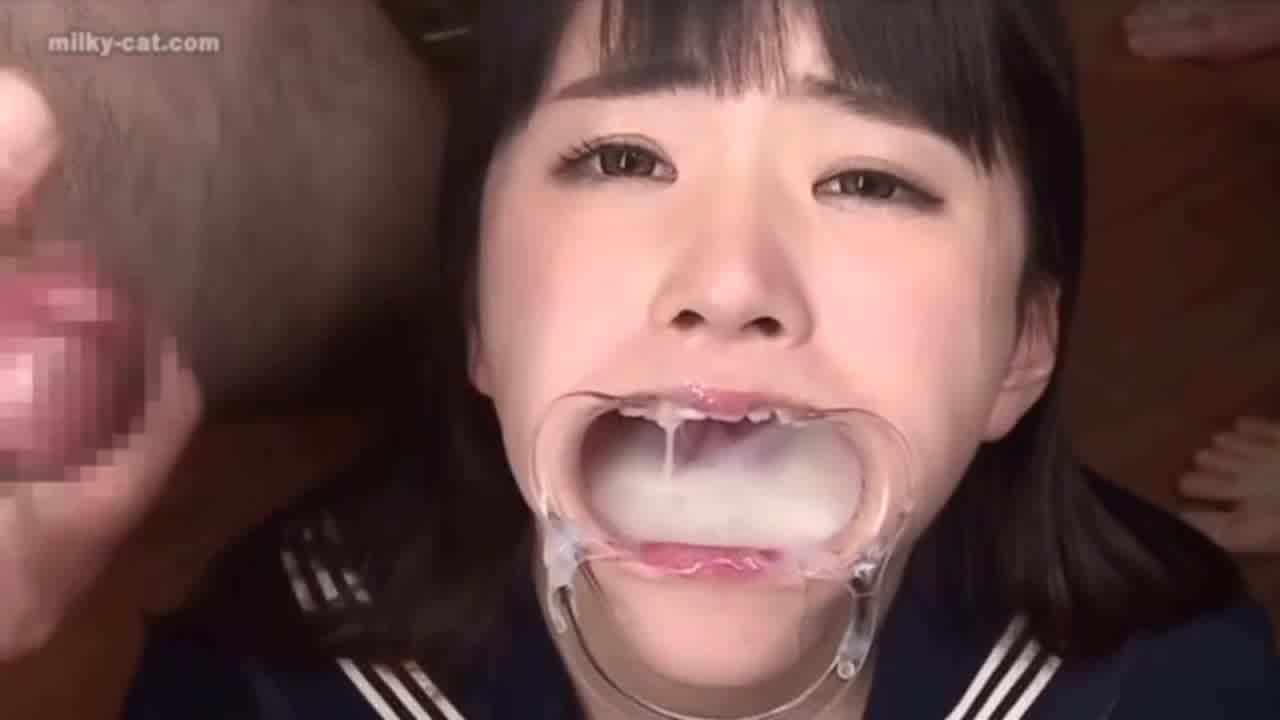  变态水手服女高中生强制饮精 的剧照3