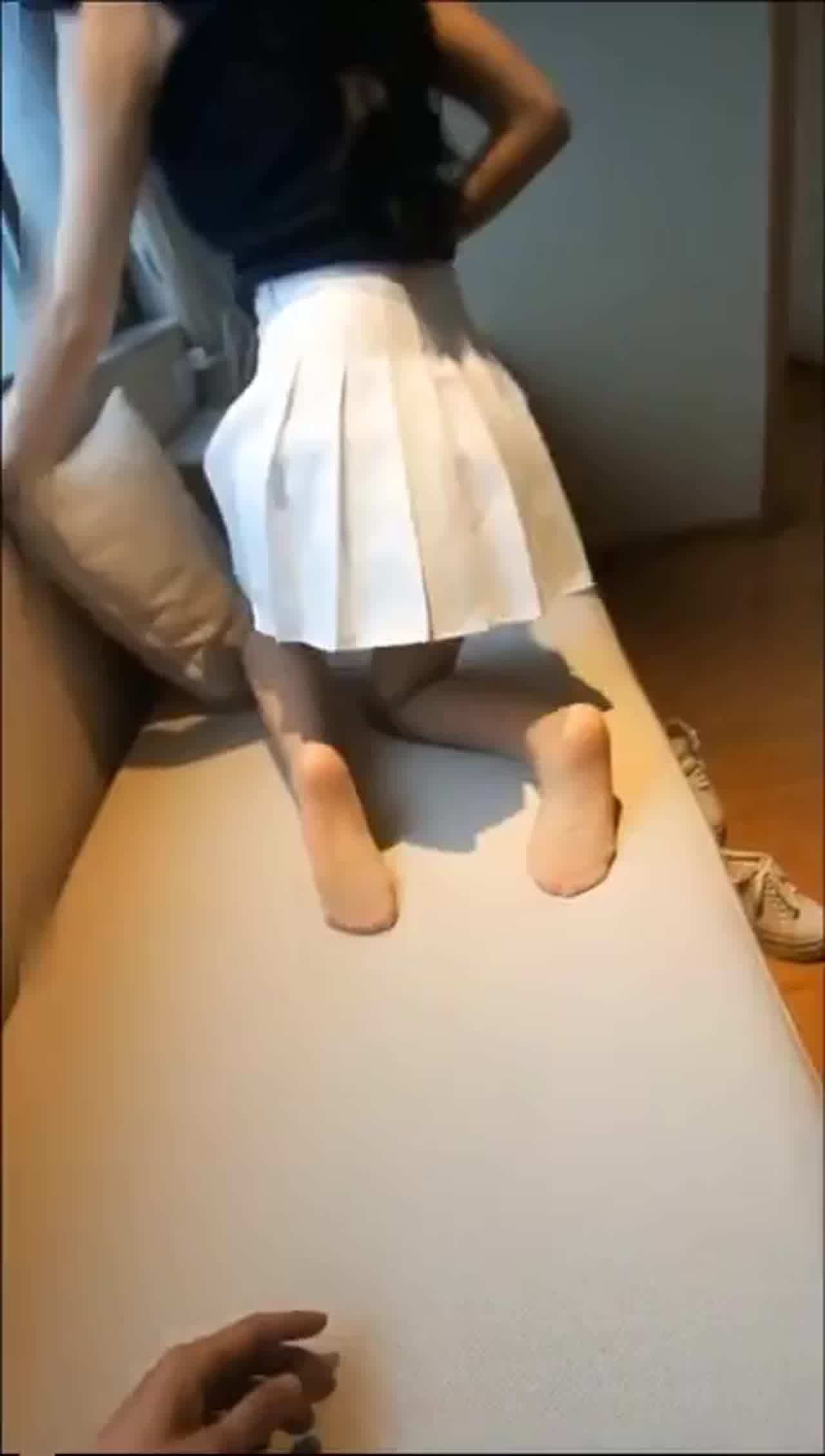  黑丝长腿正妹诱人足交 的剧照4