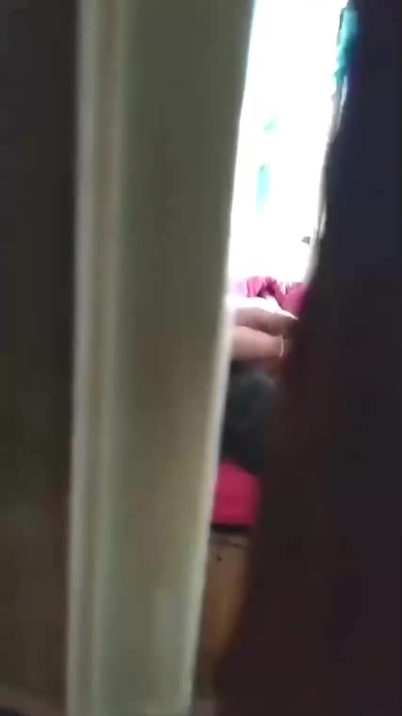  发现媳妇出轨了 媳妇还不知道 我受不了了 给我推一会儿_躲在衣柜里拍下媳妇与人出轨的视频 的剧照3