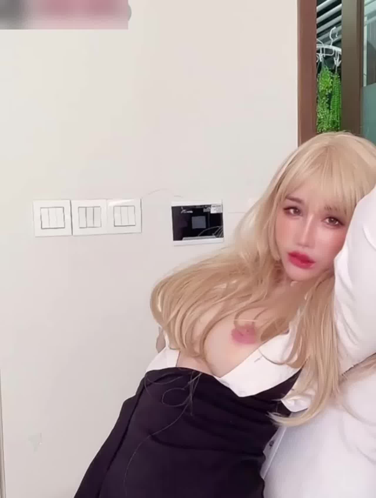  黑丝金发美女 的剧照5