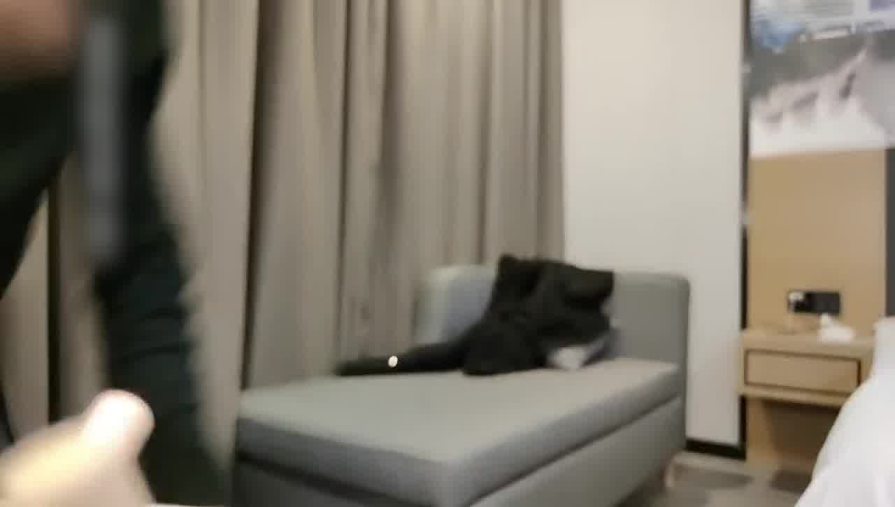  嫖客没素质整哭女郎为了钱只好情愿的啪啪 完整版 的剧照4