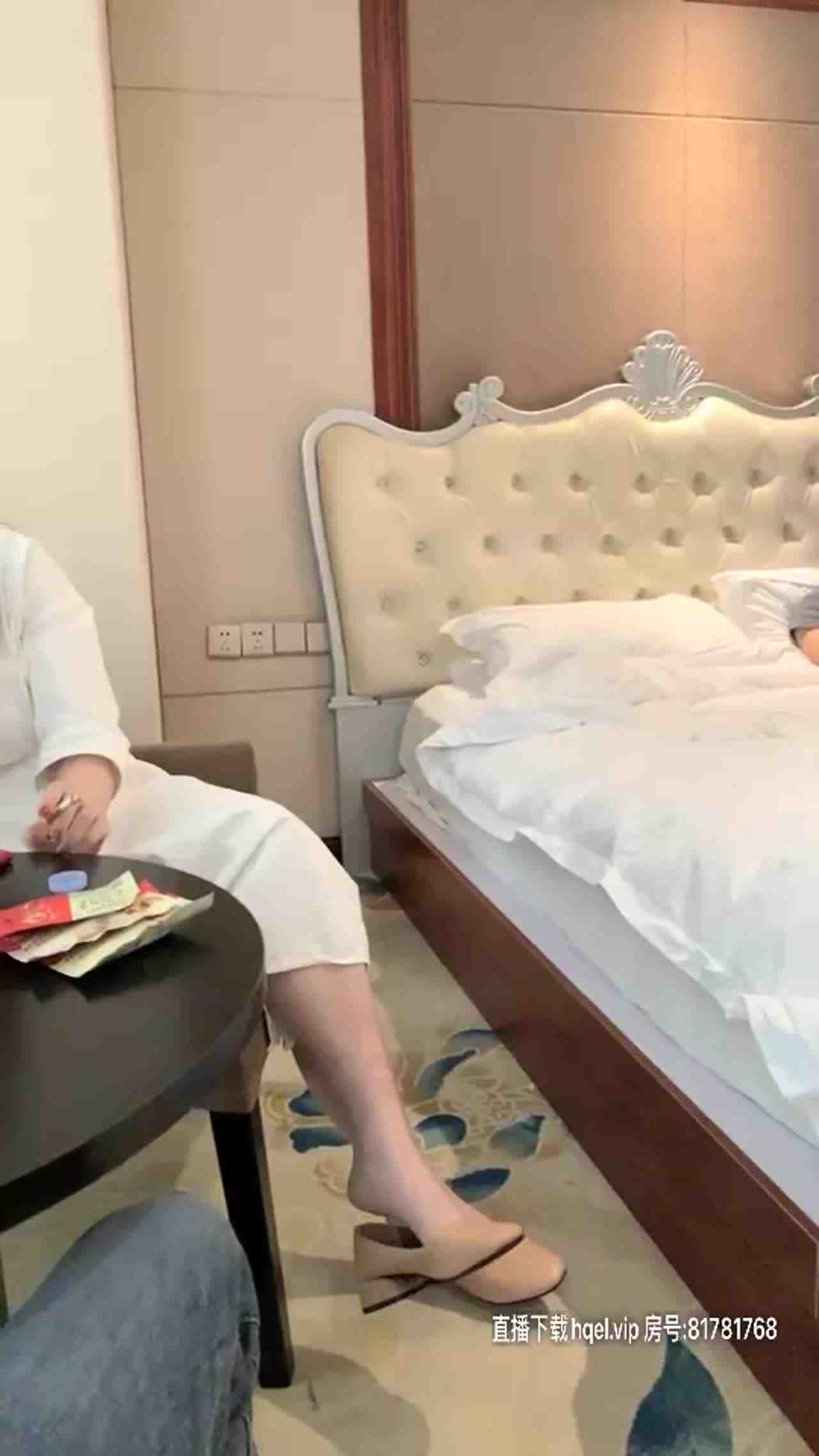  火辣身材甜美D罩杯妹子酒店3P轮流啪啪（一） 的剧照3