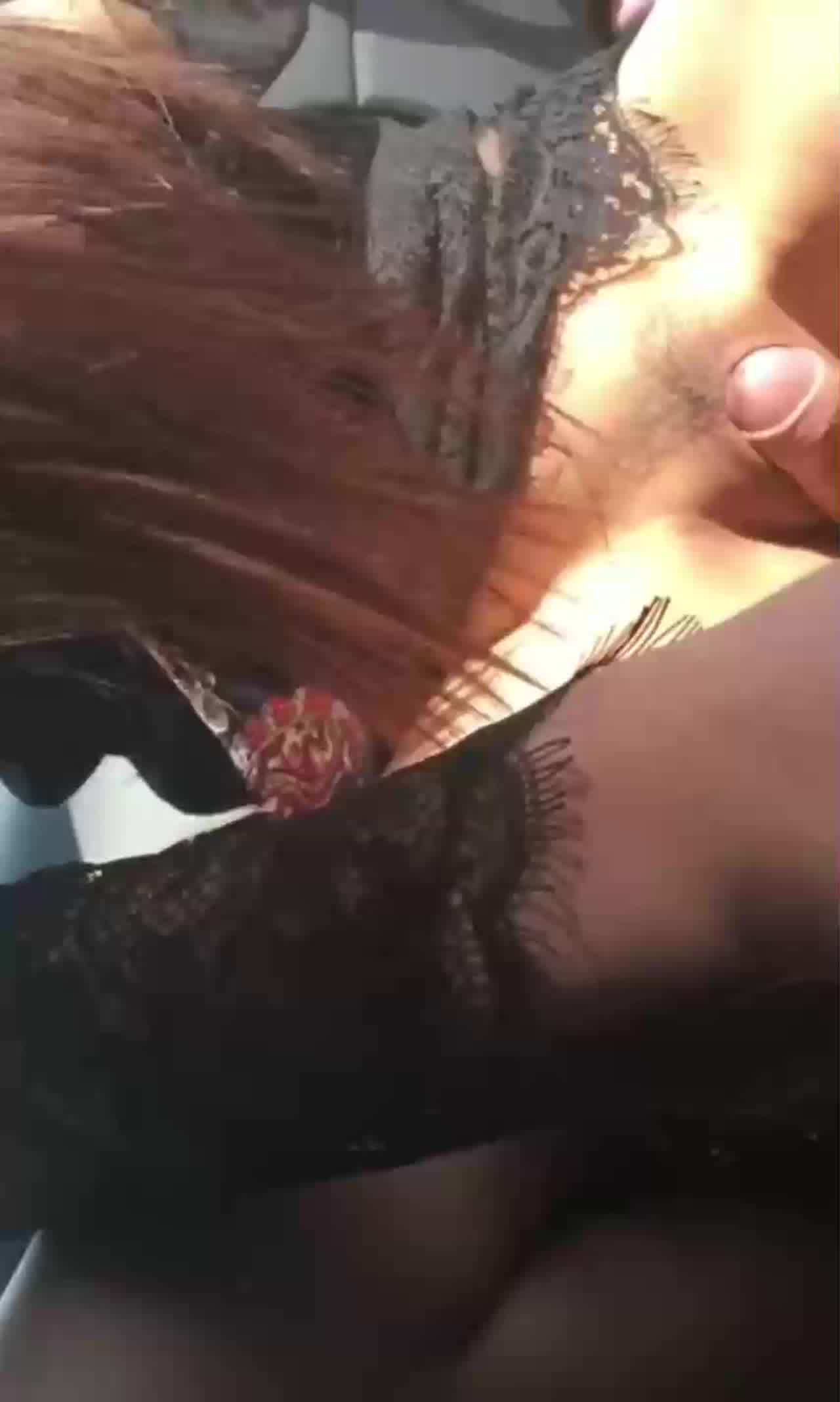  跟老婆户外车震打炮，爽到骚话一堆 的剧照10