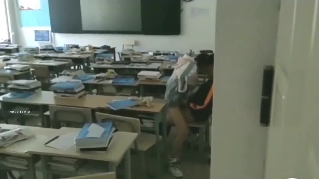  网曝门事件 偷窥初中同学在教室啪啪 的剧照1