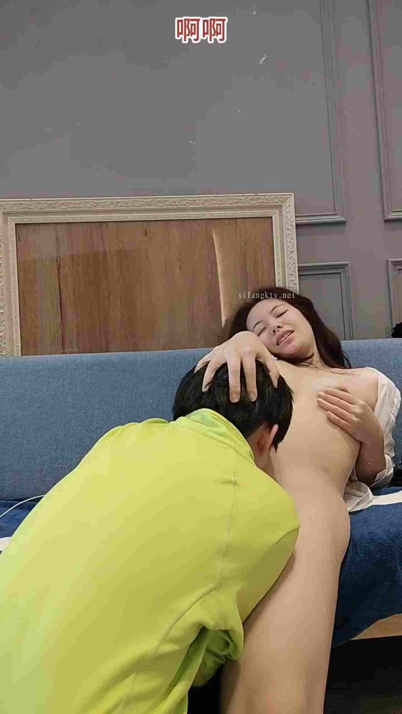  【母子乱伦】-有原则的妈妈，除了不让孩子操怎么玩都行，直播和观众开玩笑，赚钱给儿子读书 的剧照1