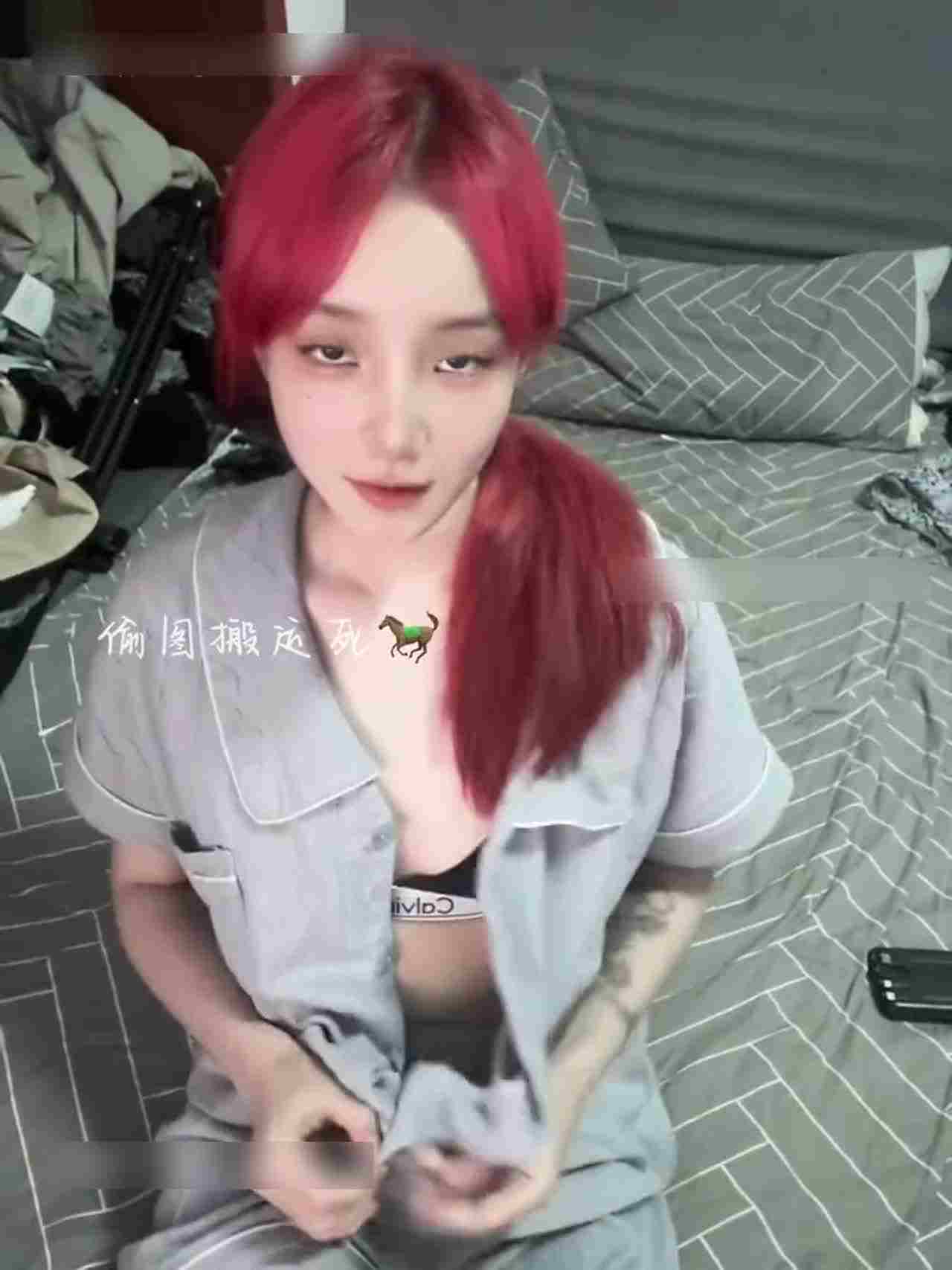  睡前自拍 的剧照1