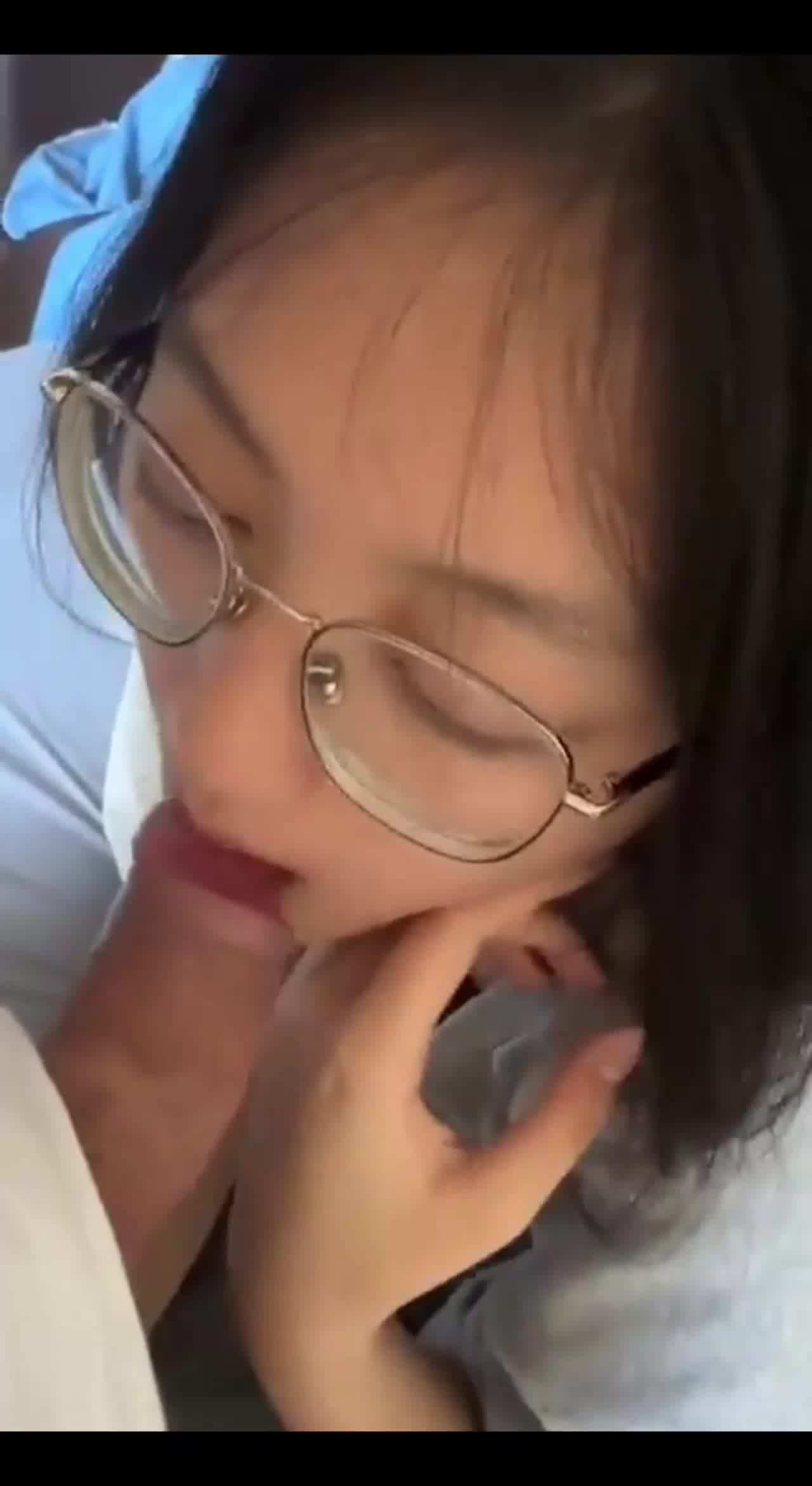  稚嫩的高中生反差眼镜妹已经掌握深喉吞精绝技了 的剧照10