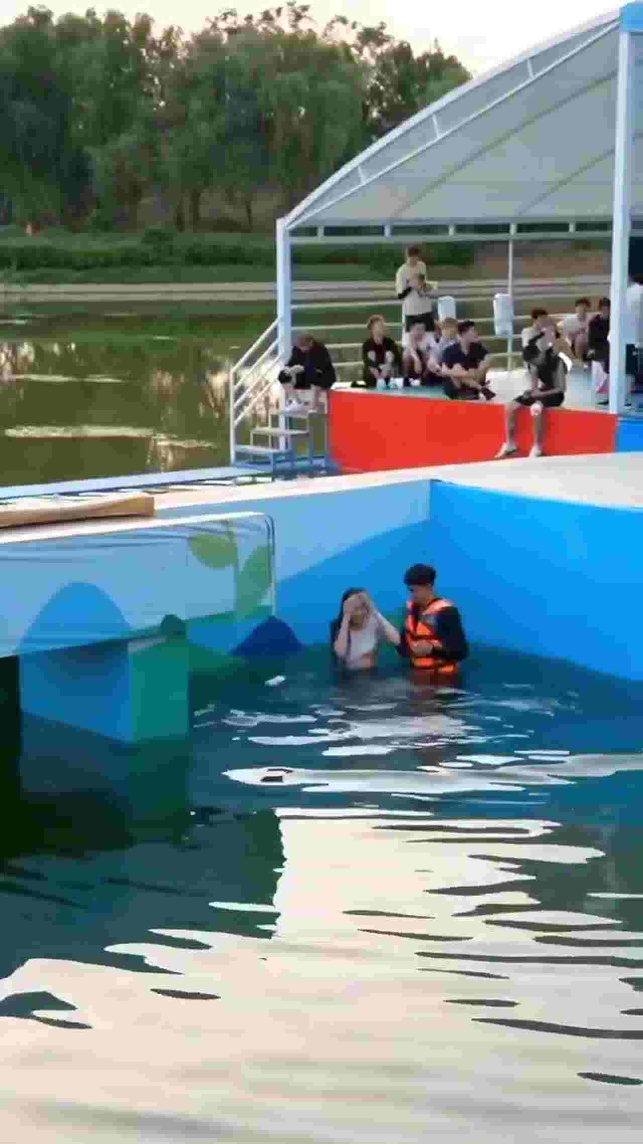  门事件 落水内衣都要走光 的剧照7