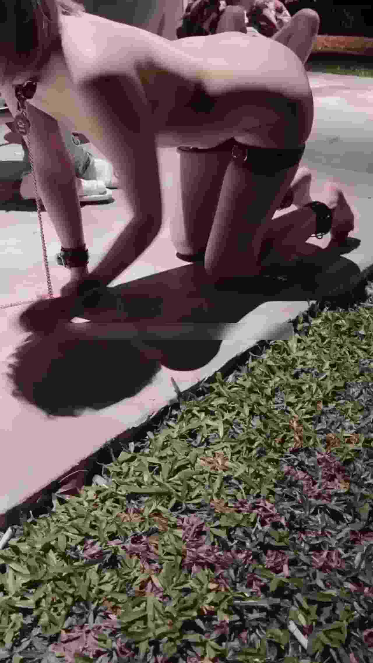  高价自购luna调教-户外口交吞精，嘴巴接尿喝完，旁边兄弟看着母狗口交还即兴创作了首rap唱了起来 的剧照3