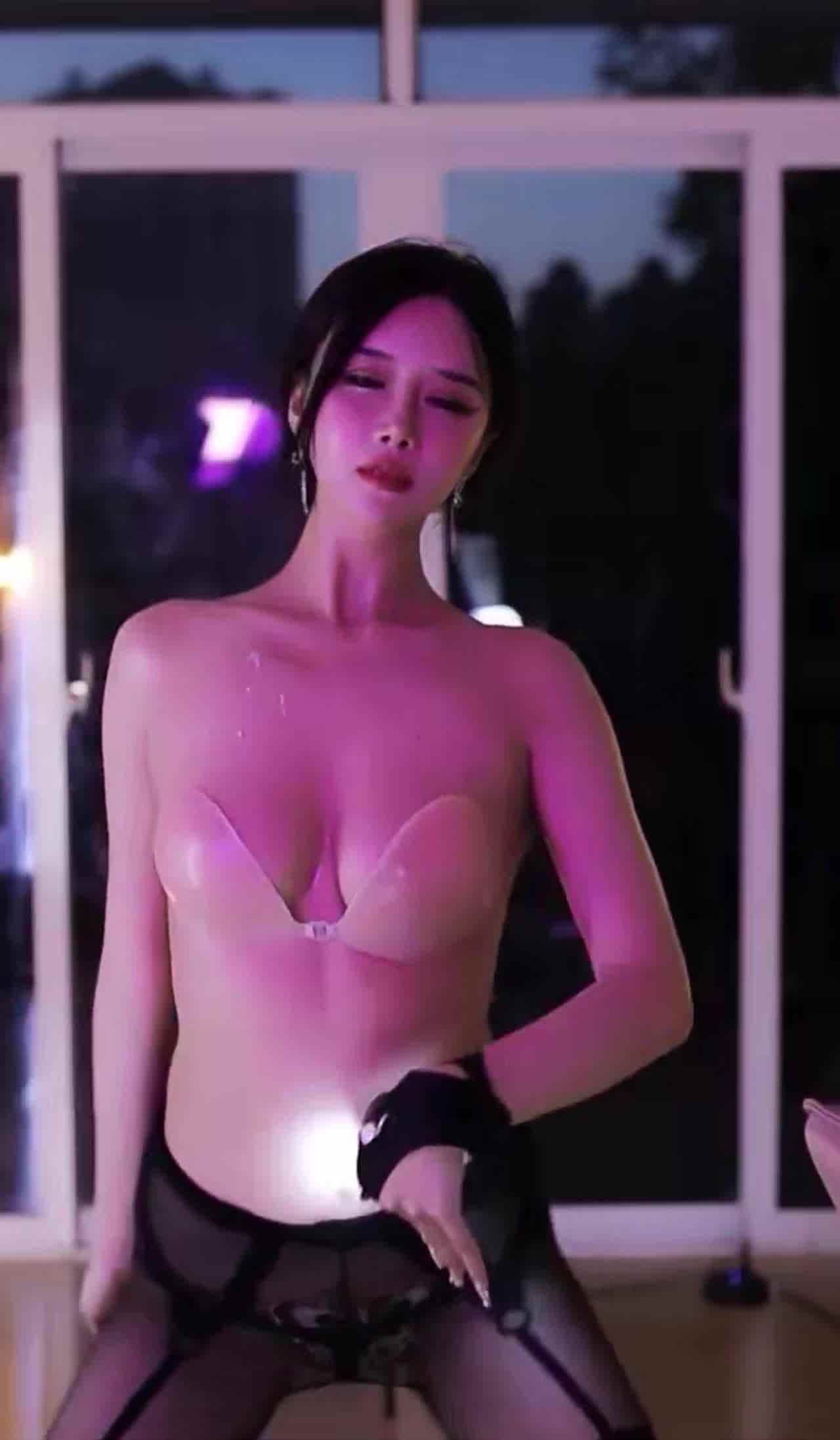  韩国 暗夜科技秀 黑丝乳贴吐奶 能用有眼镜最好 的剧照1