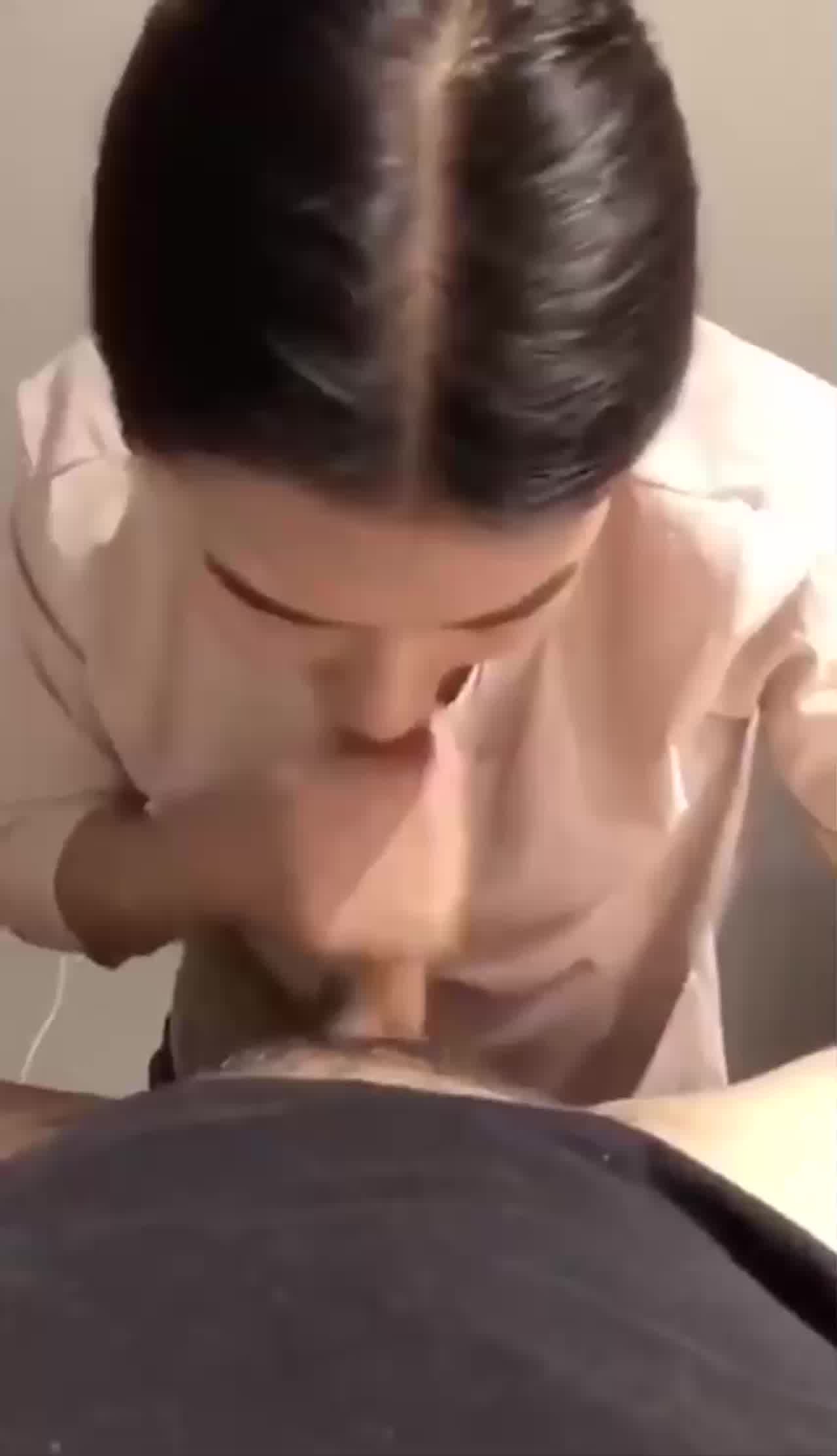  老婆闺蜜半夜睡不着觉，过来帮我打飞机 爽！ 的剧照1