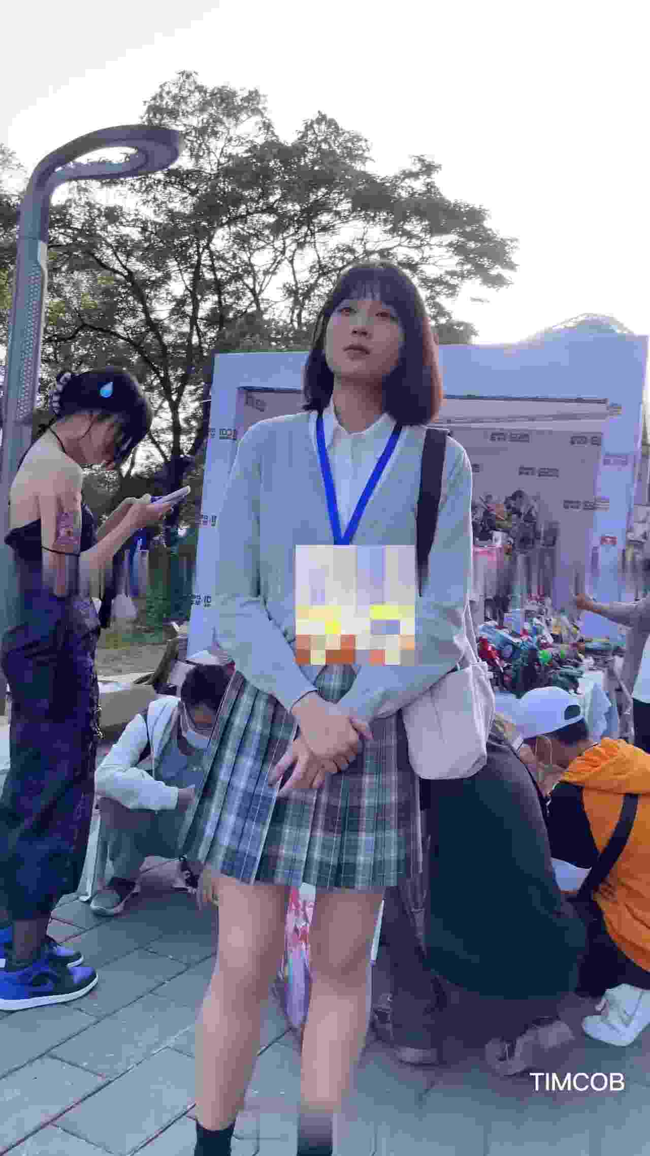  偷拍 展览会偷拍打工女学生的裙底风光 的剧照8