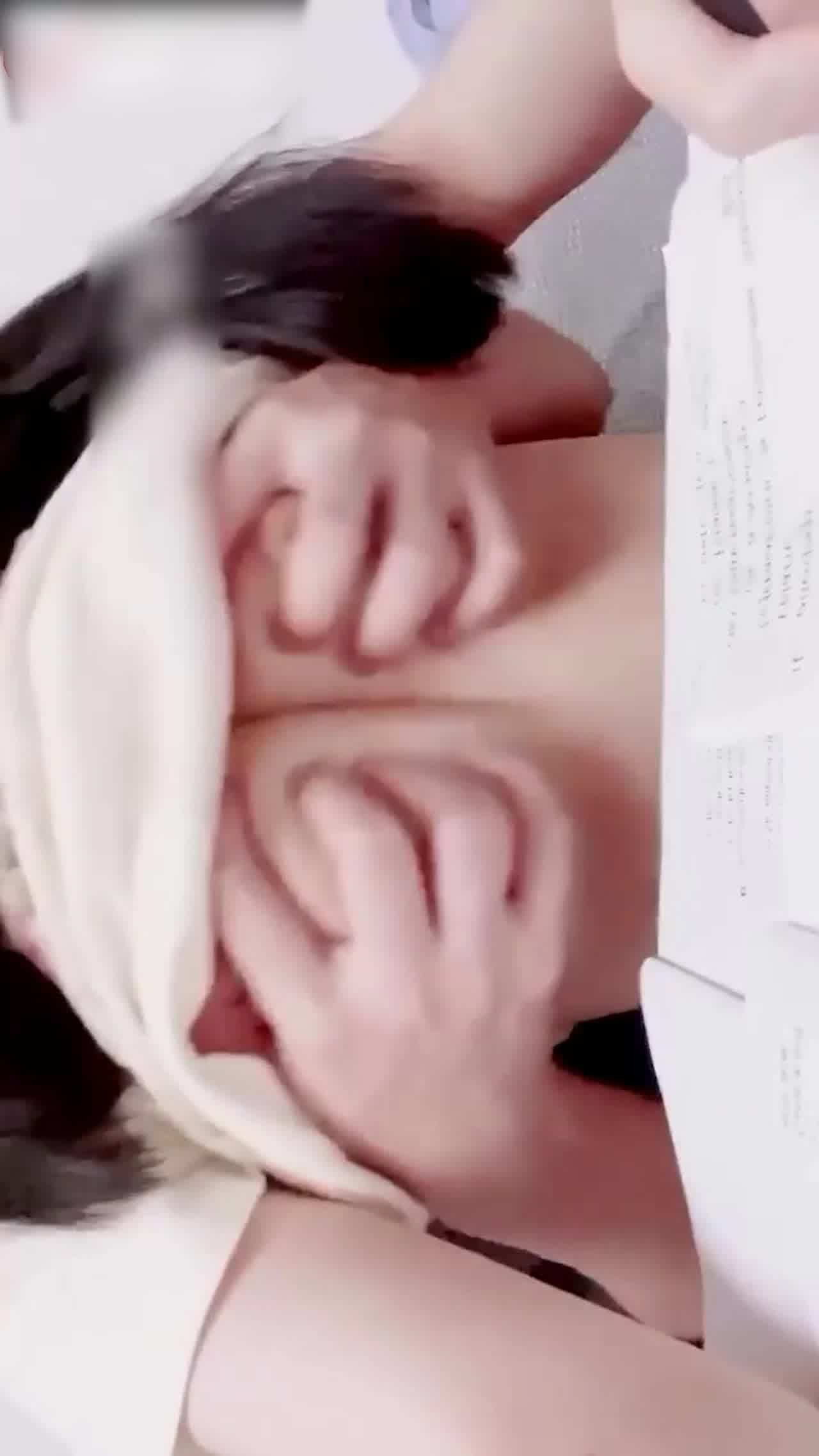  【18岁萝莉】白瞎炮漂亮的18岁妹妹被老男人调教成母狗了 后入用脚踩逼 刚成年就被这么调教 的剧照6