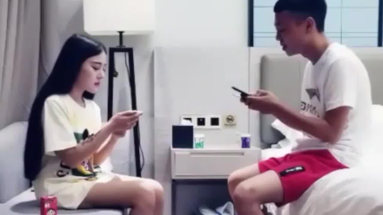  逼近汁多的绝美大学生，一碰就湿，鸡巴一插，马上浪叫起来 的剧照10