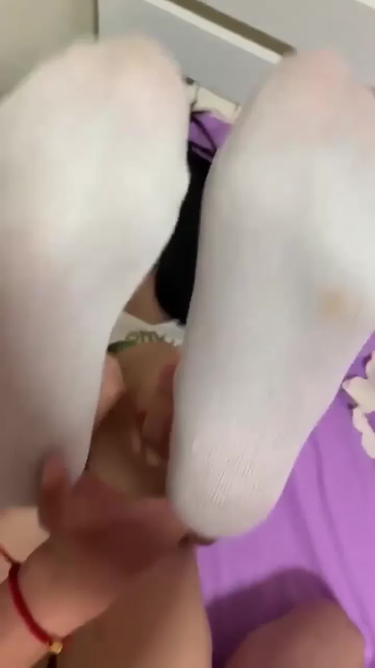  【女友穿什么】小女友的脚在眼前格外色情 的剧照1