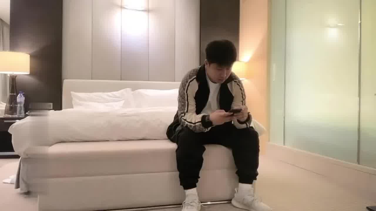  外围经典佳作-甜美无毛逼女神  白皙酮体大屁股后入，情侣版肉欲 的剧照1