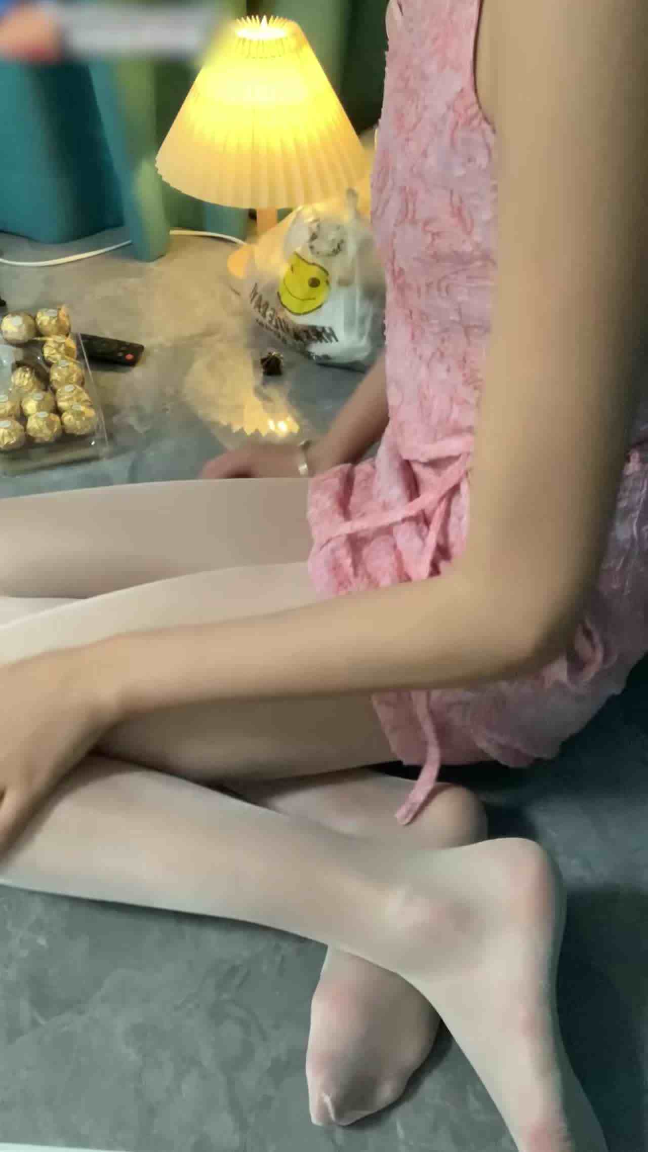  谁给这小骚货一顿好活！勾引红舌狂舔特写美足 的剧照7