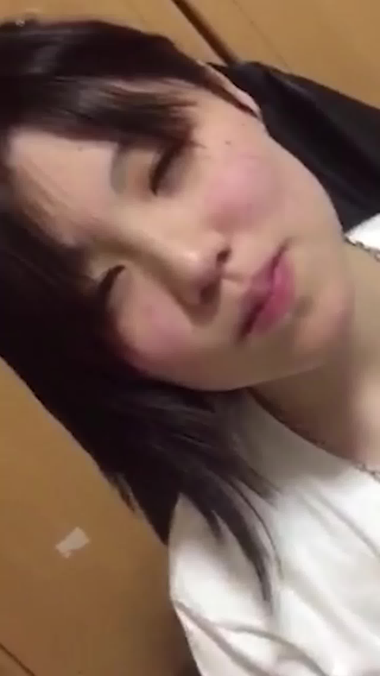  泄密实拍流出大学女友第一次吃精，难以下咽 的剧照6