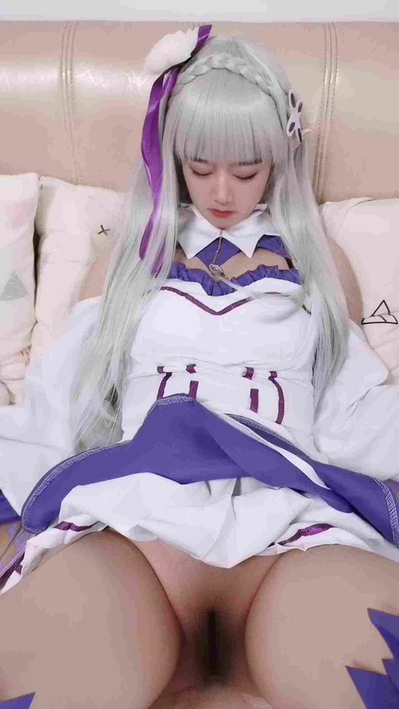  情人节cos艾米莉亚被哥哥无套内射(2) 的剧照10