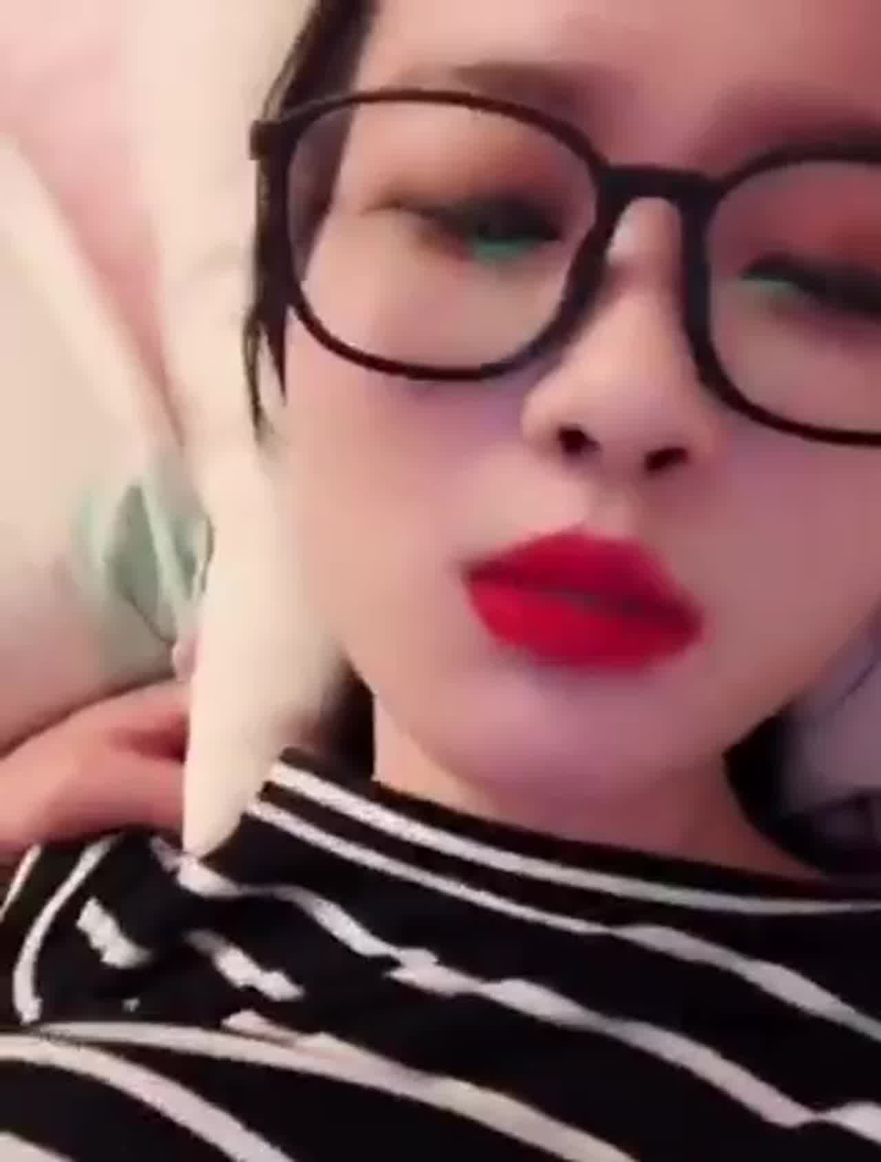  骚逼女老师色诱学生到家啪啪啪，淫语不断 的剧照5