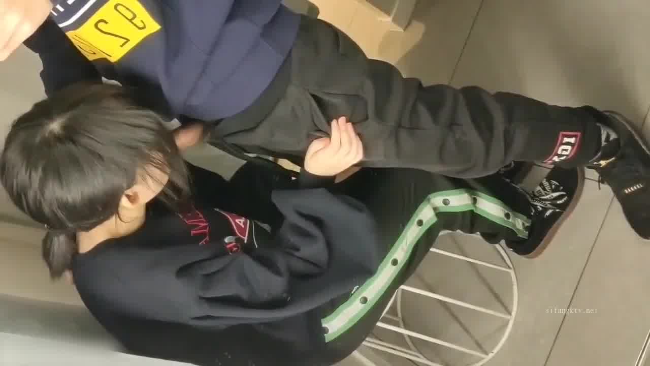  偷偷摸摸在厕所的中学生情侣大胆不怕被发现 的剧照4