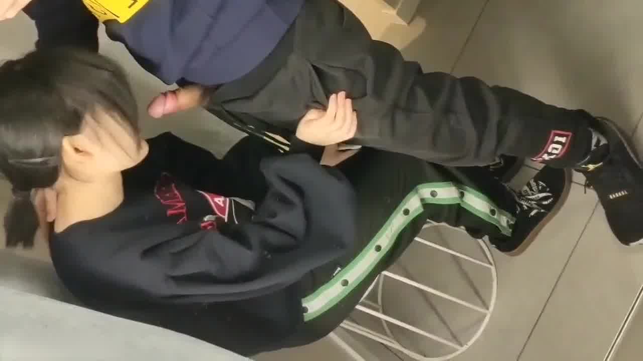  偷偷摸摸在厕所的中学生情侣大胆不怕被发现 的剧照5