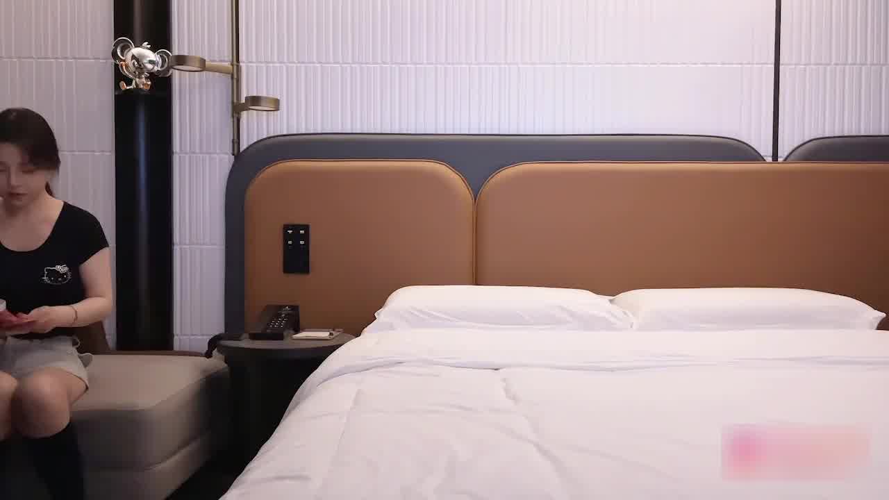  【第一次见这么漂亮的胸！你快点射啊！你太大了我真受不了】好漂亮的奶子！各种姿势被操的一直抖个不停 的剧照2