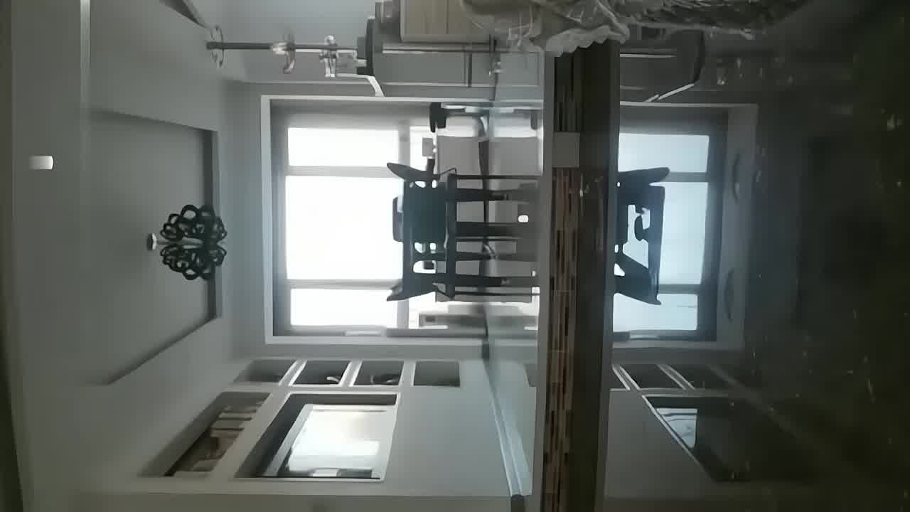  哥哥分享嫂子，直播乱伦大秀，蒙眼调教狗链锁喉自学狗爬 的剧照3