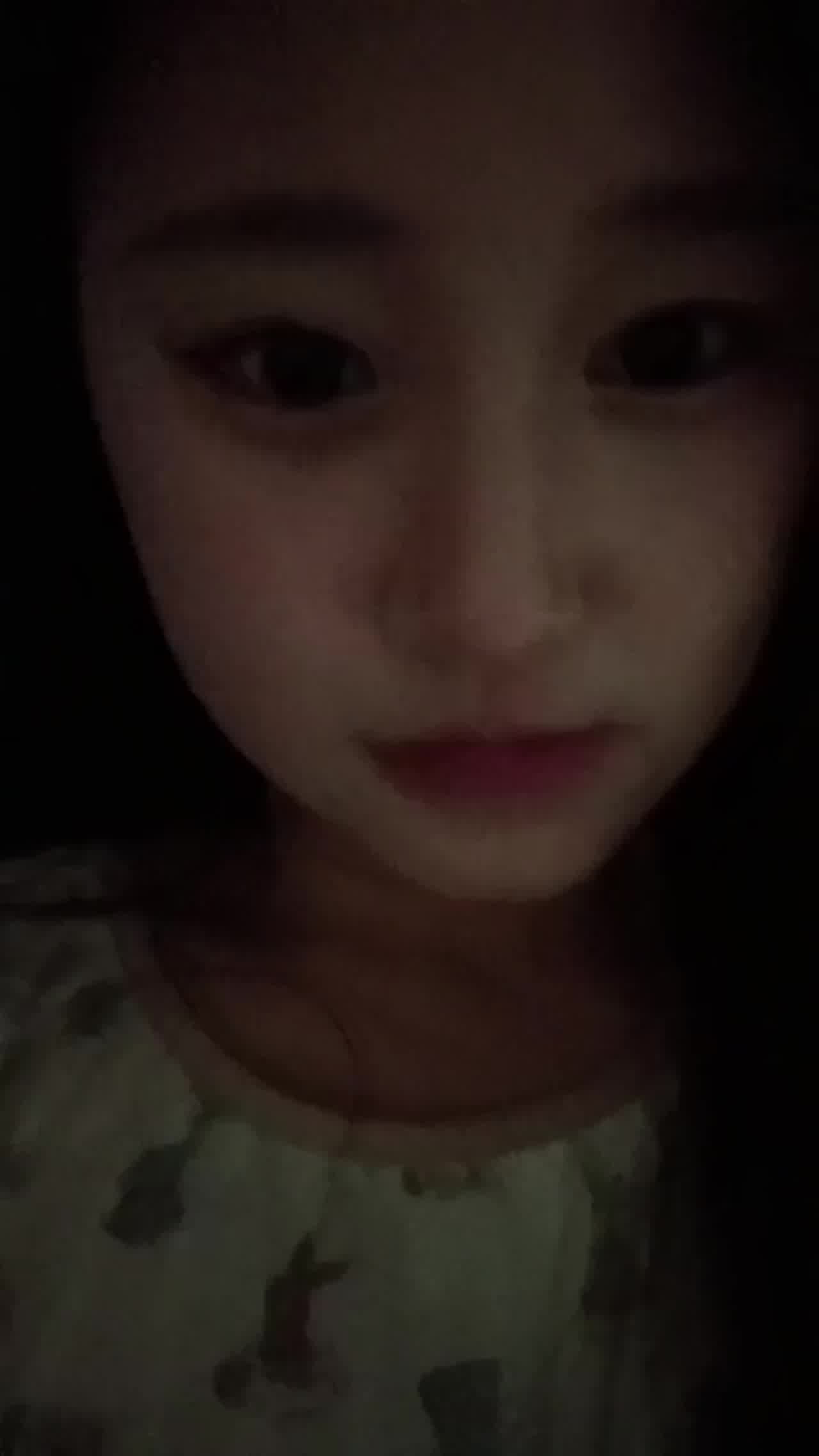  甜美女神私底下反差主动漏奶自拍 的剧照5