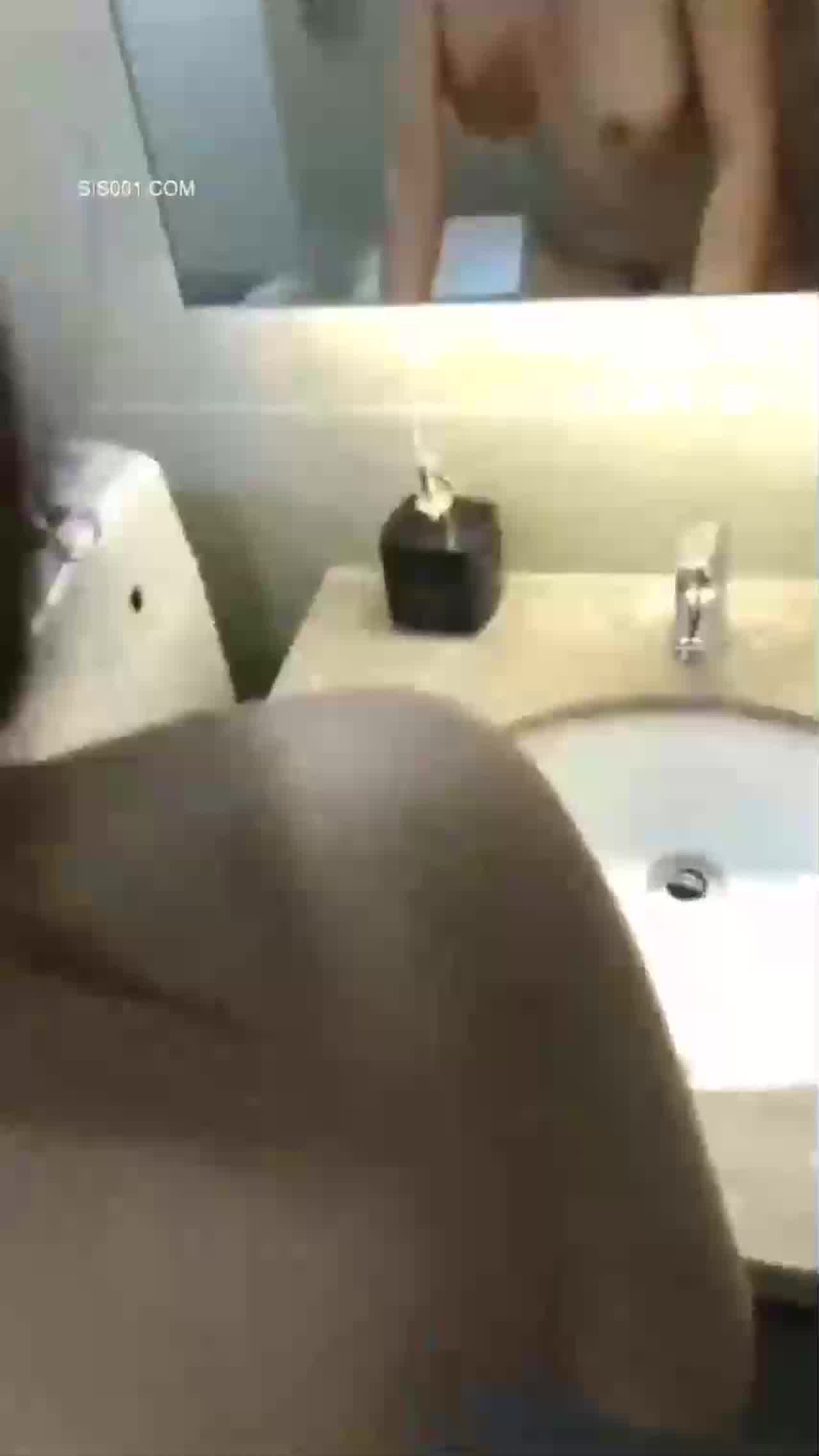  卫生间操漂亮大奶美眉_啊，好爽，不要，插我啊，不要停_ 长的骚叫的骚，给99分少1分怕她飘 的剧照2