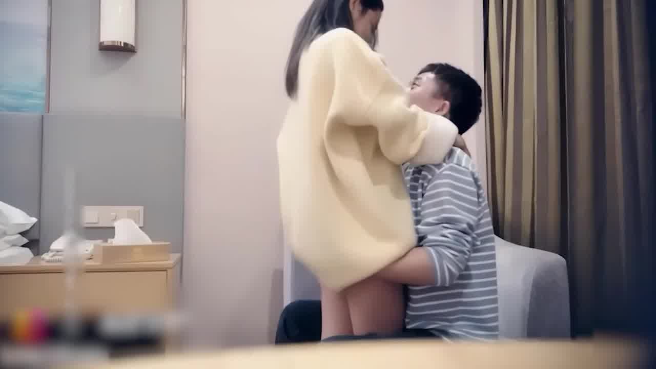  探花外围反差老师下海赚钱 真会玩看不出来！ 的剧照5