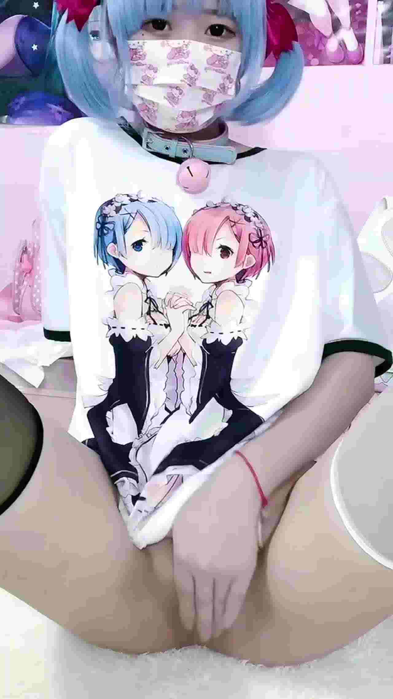  蓝发双马尾小宝贝自慰嫩逼逼 的剧照1