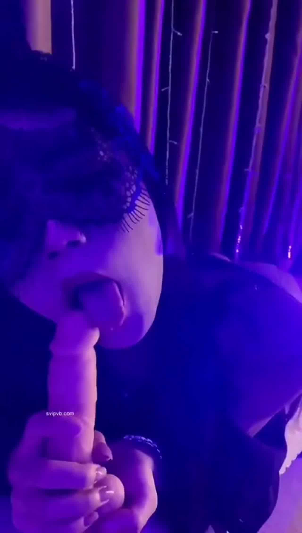  bunny vivian 夜店包相吸阳具 的剧照10