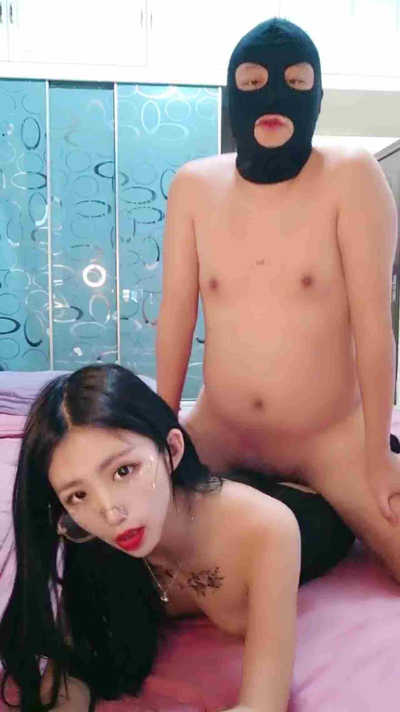 眼镜黑丝美女和大叔玩啪啪 的剧照2