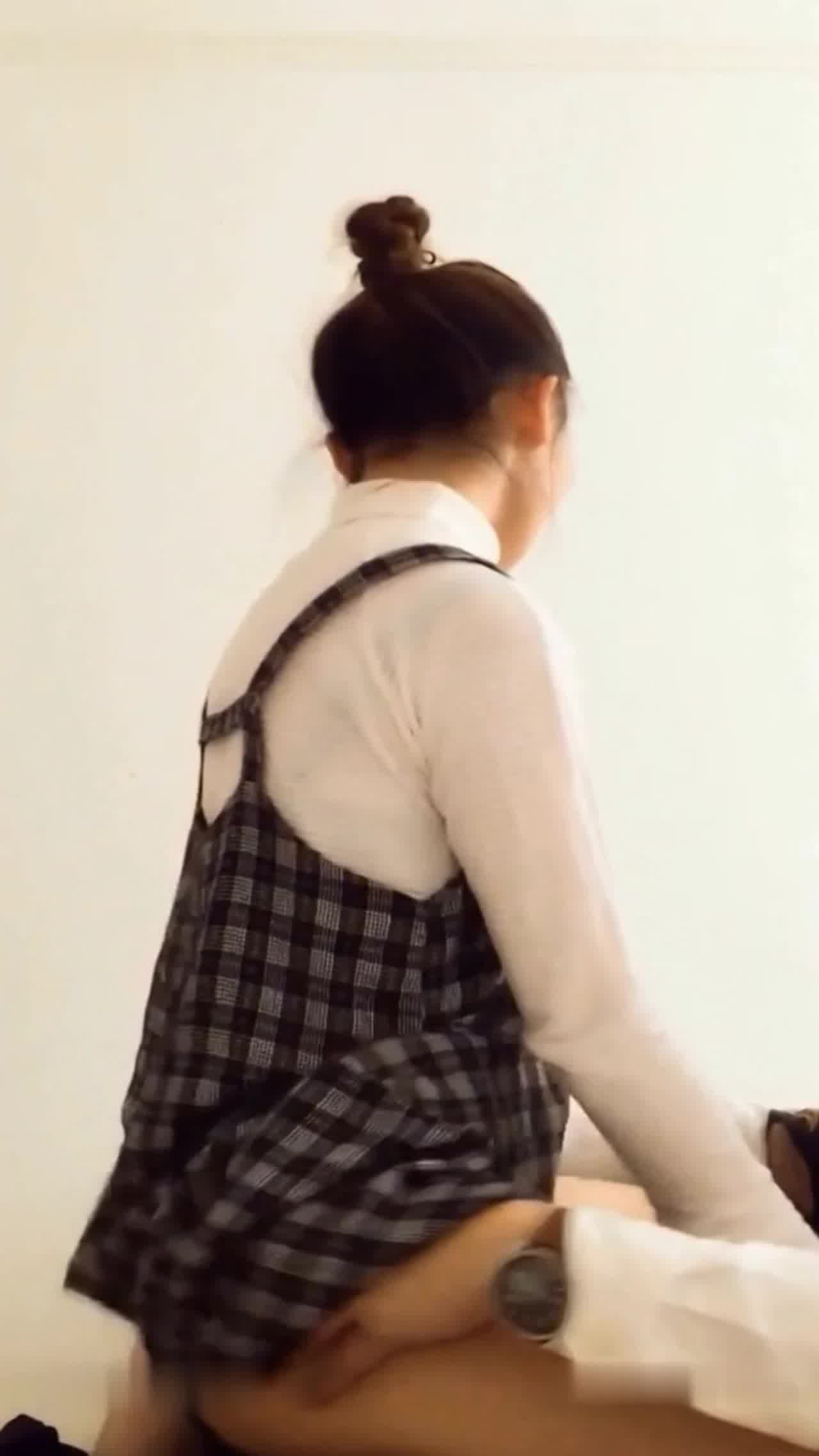  很久没见面的异地情侣下完火车回去掀开裙子就开操,憋坏了，掰开双腿看着自己被插,趴在屁股上狠狠射 的剧照5