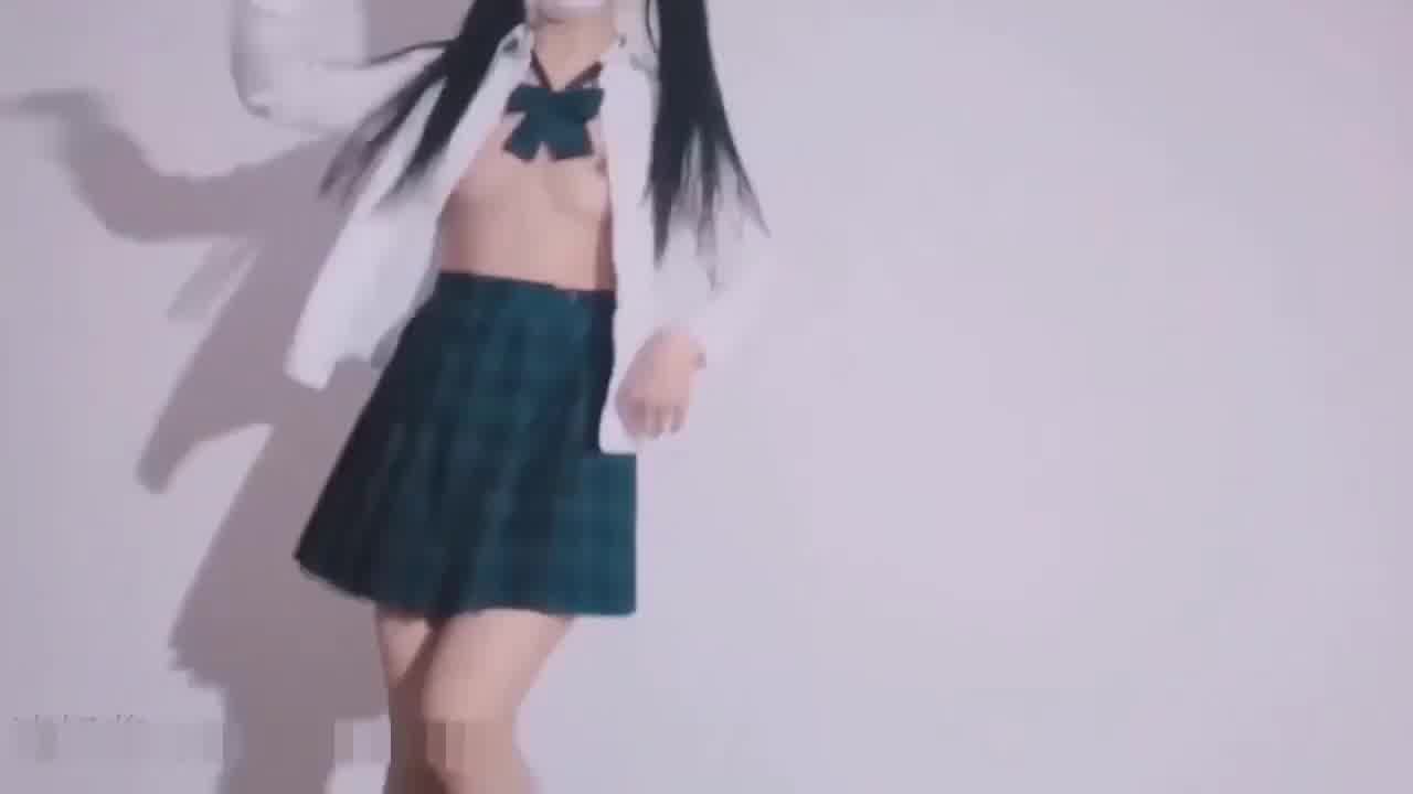  可爱双马尾萝莉淡奶酱r18宅舞，新人福利姬请多多支持~ 的剧照1