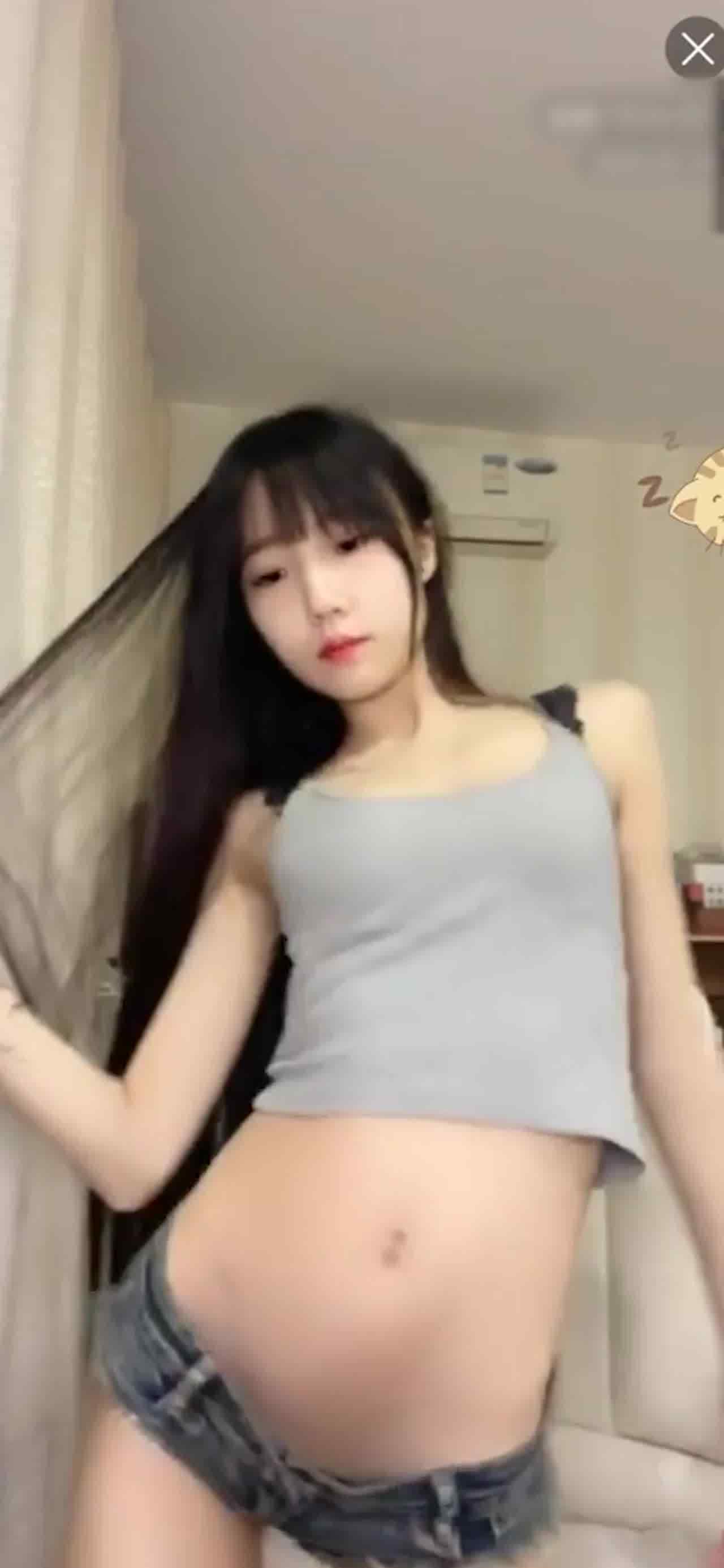  极品网红八月未央露脸火辣热舞 的剧照1