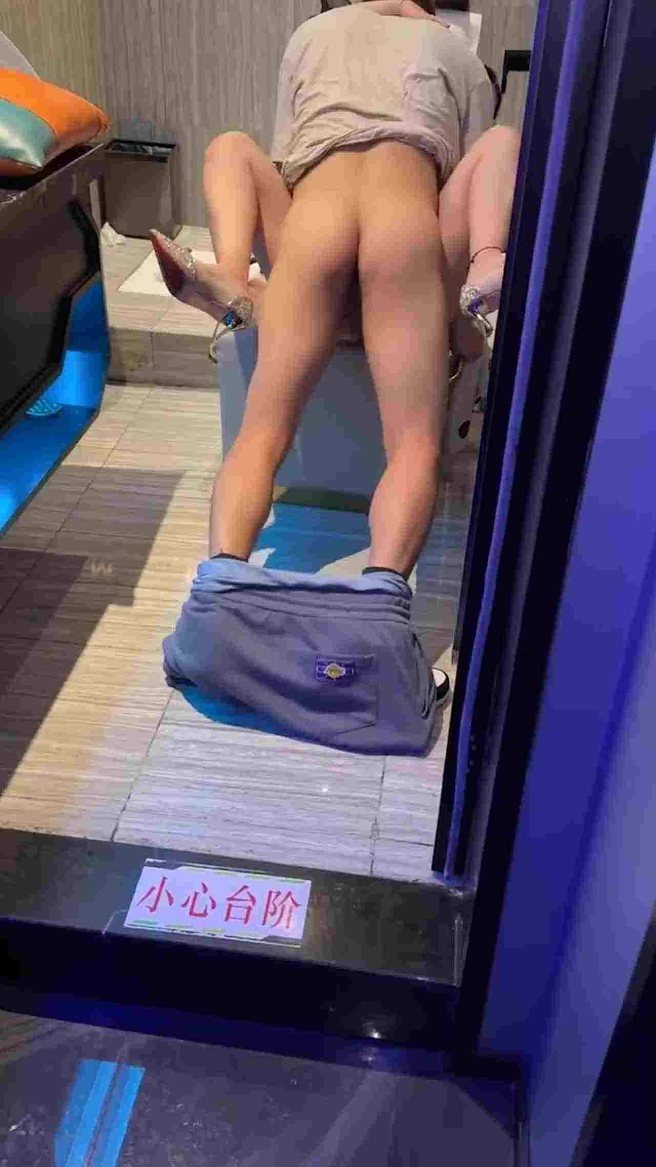  各种特写阴道满足性欲塞一堆玩具肉棒才能满足骚女的欲望 的剧照9