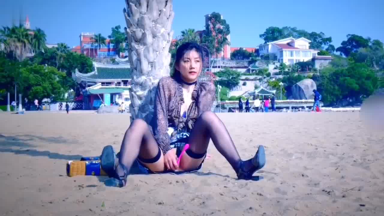  沙滩人群露出自慰原版黑丝长腿身材不错太刺激了几个男人盯着看 的剧照2