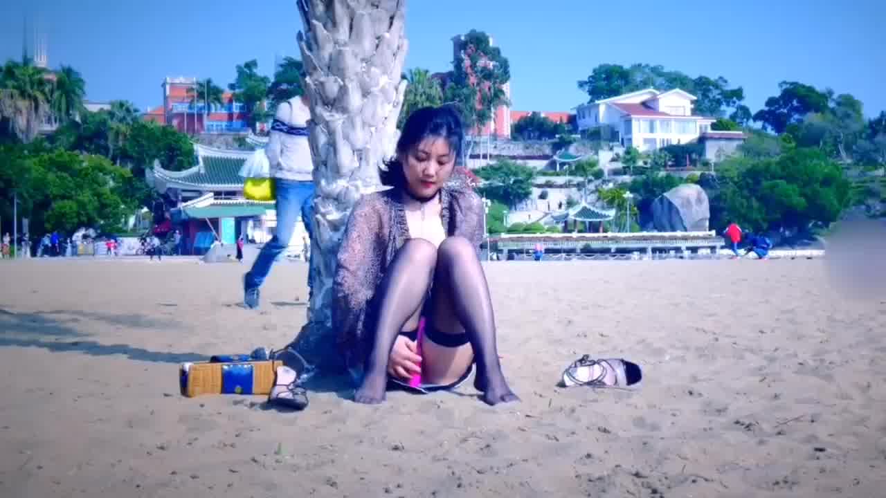  沙滩人群露出自慰原版黑丝长腿身材不错太刺激了几个男人盯着看 的剧照6