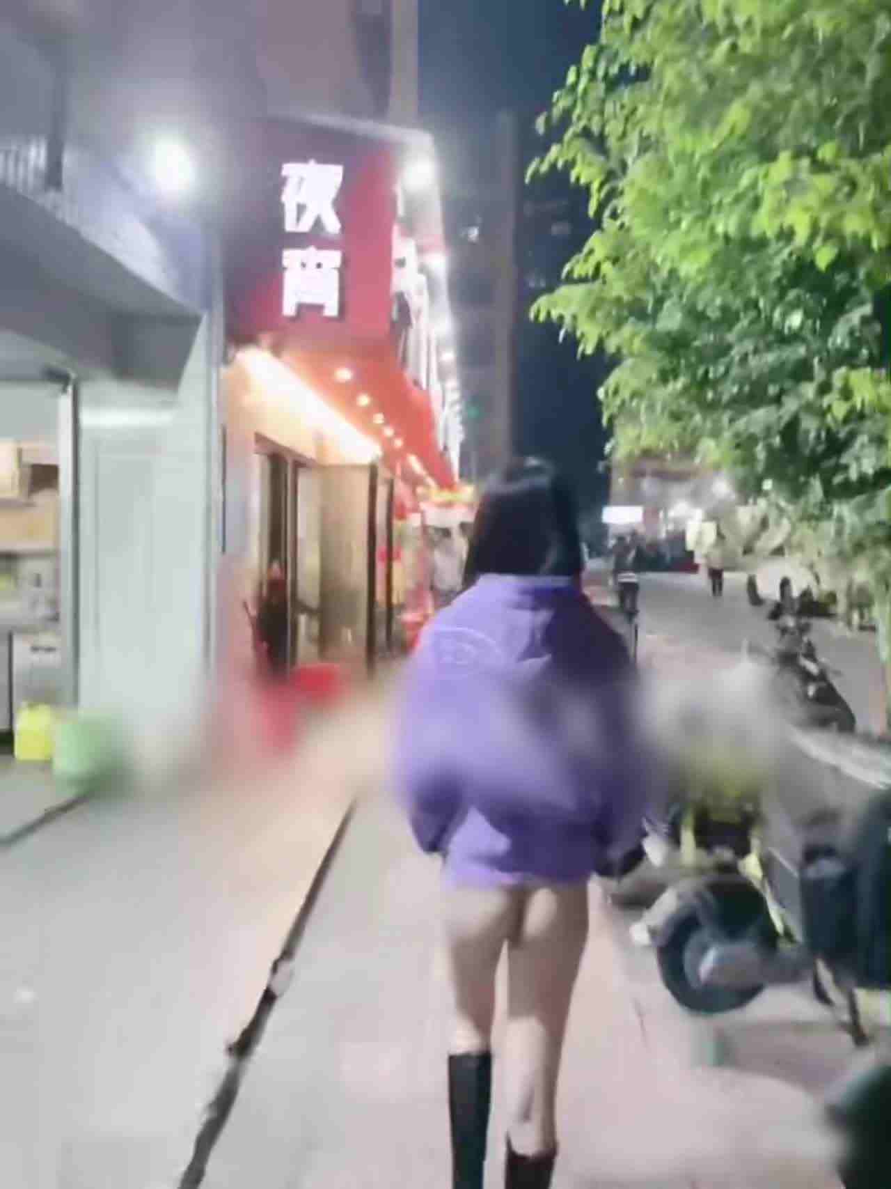  美女有裸癖好！大众场合不喜欢穿裤子阿 的剧照6