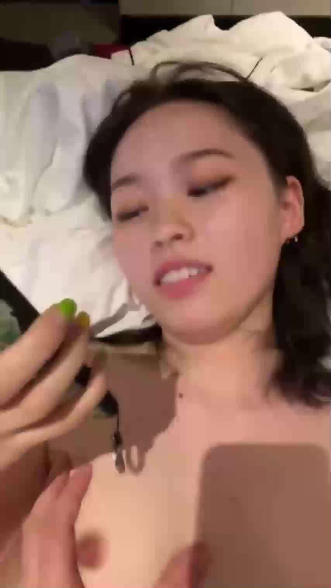  良家少妇边偷情边和闺蜜打电话 的剧照1