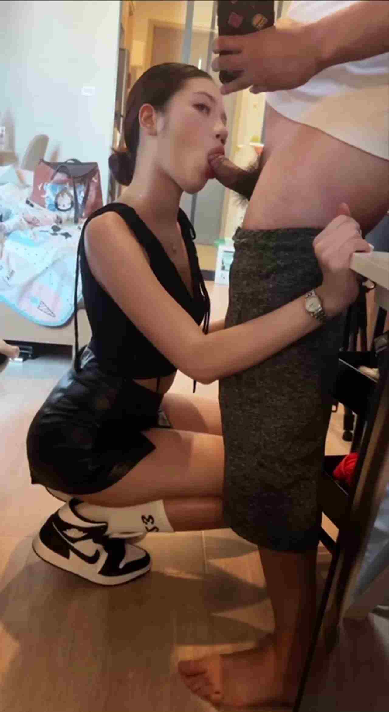  穿着AJ就蹲下来帮我吃鸡！ 的剧照3