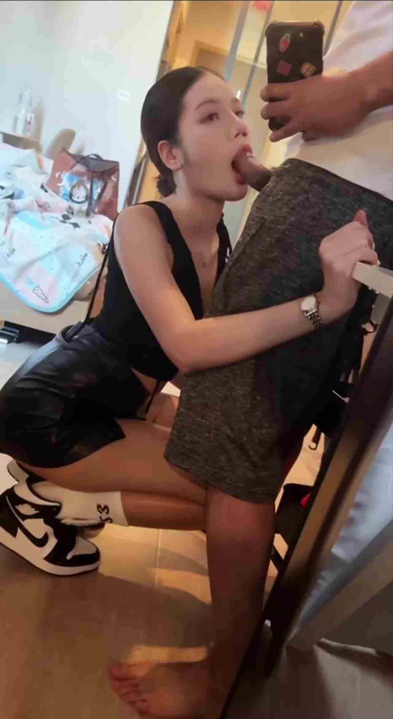  穿着AJ就蹲下来帮我吃鸡！ 的剧照10